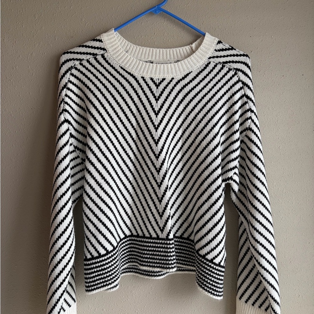 Studio Chevron Patterned Black and White Sweater